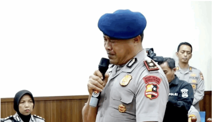 Tangkapan layar - Kompol Kosmas K. Gae menangis saat berbicara dalam sidang etik di ruang sidang di Gedung TNCC Mabes Polri, Jakarta, Rabu (3/9/2025). ANTARA/HO-TV Radio Polri/pri.