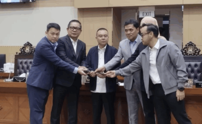 Wakil Ketua DPR RI Sufmi Dasco Ahmad (tengah) menyerahkan palu sidang kepada Wakil Ketua Komisi III DPR RI Rusdi Masse Mappasessu (kedua kiri) yang didampingi oleh Pimpinan Komisi III DPR RI lainnya di kompleks parlemen, Jakarta, Kamis (4/9/2025). ANTARA/Bagus Ahmad Rizaldi