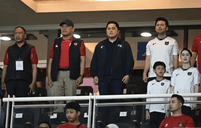 Ketua Umum PSSI Erick Thohir (ketiga kiri), Kepala Staf Kepresidenan AM Putranto (kedua kiri), Waketum PSSI Zainuddin Amali (kiri) dan Wagub Jatim Emil Dardak (kedua kanan) beserta istri Arumi Bachsin (kanan) menyanyikan lagu Indonesia Raya dalam pertandingan FIFA Matchday antara Timnas Indonesia melawan Taiwan di Stadion Gelora Bung Tomo, Surabaya, Jawa Timur, Jumat (5/9/2025) malam. (ANTARA FOTO/Sigid Kurniawan)
