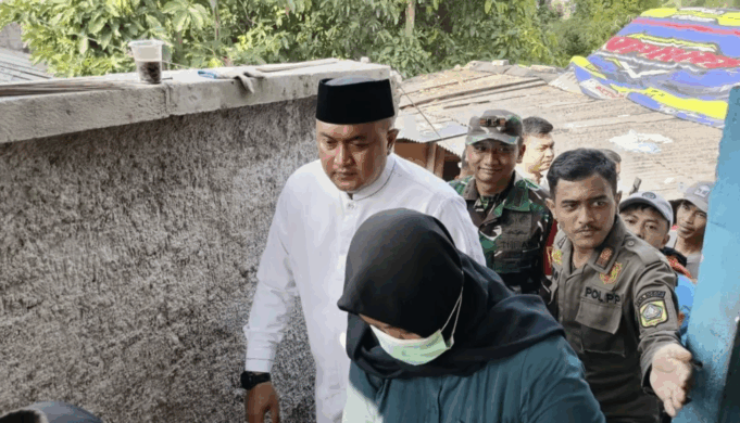 Bupati Bogor Rudy Susmanto meninjau lokasi robohnya bangunan Majelis Taklim Asohibiyah di Desa Sukamakmur, Kecamatan Ciomas, Kabupaten Bogor, Jawa Barat, Minggu (7/9/2025). ANTARA/M Fikri Setiawan
