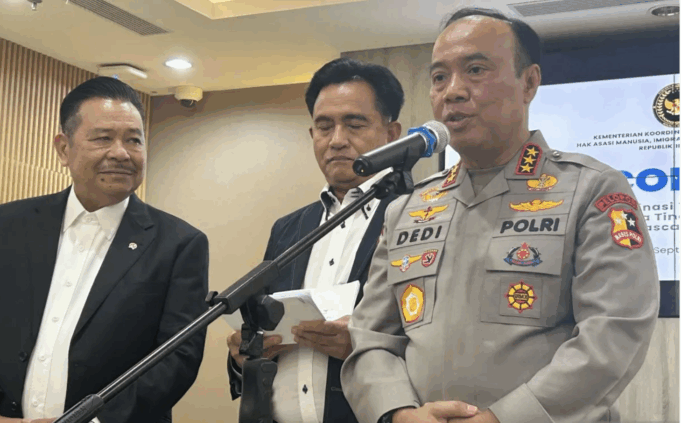 Wakil Kepala Polri Komisaris Jenderal Polisi Dedi Prasetyo (ujung kanan) sedang memberikan keterangan kepada wartawan dalam konferensi pers di Jakarta, Senin (8/9/2025). ANTARA/Agatha Olivia Victoria.