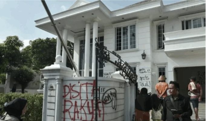 Sejumlah massa tidak dikenal mendatangi rumah Anggota DPR Surya Utama atau Uya Kuya di Pondok Bambu, Jakarta Timur, Minggu (31/8/2025). (ANTARA FOTO/Fakhri Hermansyah/foc/am.)