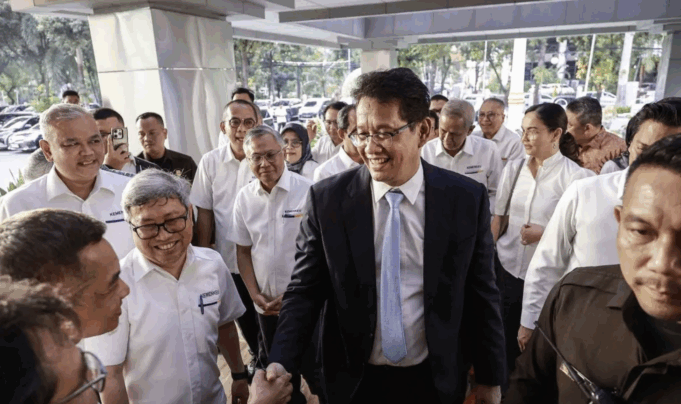 Ilustrasi - Menteri Keuangan Purbaya Yudhi Sadewa (kedua kanan) berjabat tangan dengan sejumlah pegawai saat tiba di Kantor Kementerian Keuangan, Jakarta, Senin (8/9/2025). Presiden Prabowo Subianto melantik Purbaya Yudhi Sadewa sebagai Menteri Keuangan menggantikan Sri Mulyani Indrawati. ANTARA FOTO/Dhemas Reviyanto/nym.