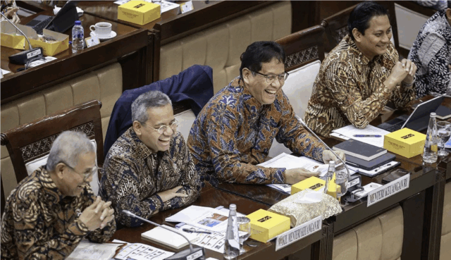 Menteri Keuangan Purbaya Yudhi Sadewa (kedua kanan) didampingi Wakil Menteri Keuangan Thomas A. M. Djiwandono (kanan), Anggito Abimanyu (kiri) dan Suahasil Nazara (kedua kiri) saat mengikuti rapat kerja dengan Komisi XI DPR di Kompleks Parlemen, Senayan, Jakarta, Rabu (10/9/2025). ANTARA FOTO/Dhemas Reviyanto/YU/aa.