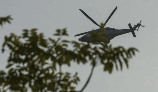 Sebuah helikopter terlihat terbang di dekat lokasi serangan udara Israel di Doha, Qatar (9/9/2025). ANTARA/Xinhua/Nikku/aa.