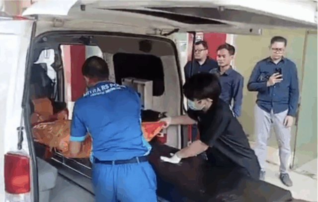 Jenazah diduga seorang Kepala Kantor Cabang Pembantu (KCP) sebuah bank di Jakarta berinisial IP tiba di Rumah Sakit Polri Kramat Jati, Jakarta Timur, Kamis (21/8/2025). ANTARA/Siti Nurhaliza.