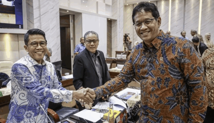 Menteri Keuangan Purbaya Yudhi Sadewa (kanan) berjabat tangan dengan Ketua Komisi XI DPR Mukhamad Misbakhun (kiri) sebelum mengikuti rapat kerja di Kompleks Parlemen, Senayan, Jakarta, Rabu (10/9/2025). ANTARA FOTO/Dhemas Reviyanto/YU/aa.