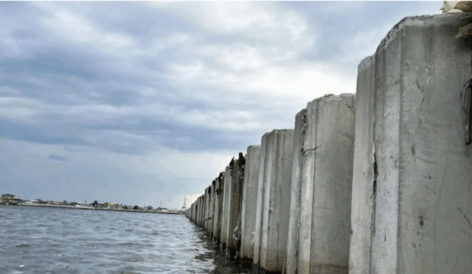 Tanggul beton bagian dari konstruksi pembangunan Pelabuhan Umum oleh PT Karya Citra Nusantara (KCN) di perairan Cilincing, Jakarta Utara, Jumat (12/9/2025). ANTARA/Harianto