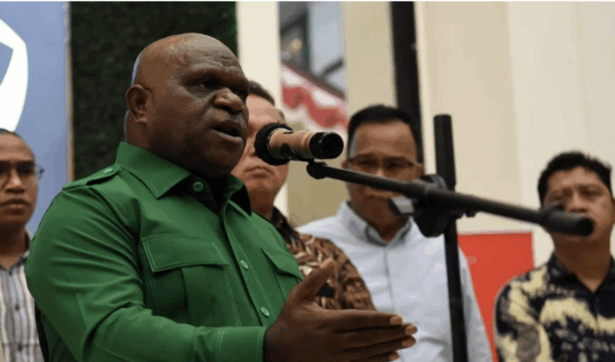 Menteri Hak Asasi Manusia (HAM) Natalius Pigai (kiri) bersama jajaran memberikan keterangan pers menyikapi situasi terkini terkait aksi unjuk rasa di berbagai daerah, di Kantor Kementerian HAM, Jakarta, Selasa (2/9/2025). Menteri HAM menyatakan pemerintah akan memulihkan hak korban demo ricuh di berbagai daerah sebagai salah satu tanggung jawab negara. ANTARA FOTO/Indrianto Eko Suwarso/YU