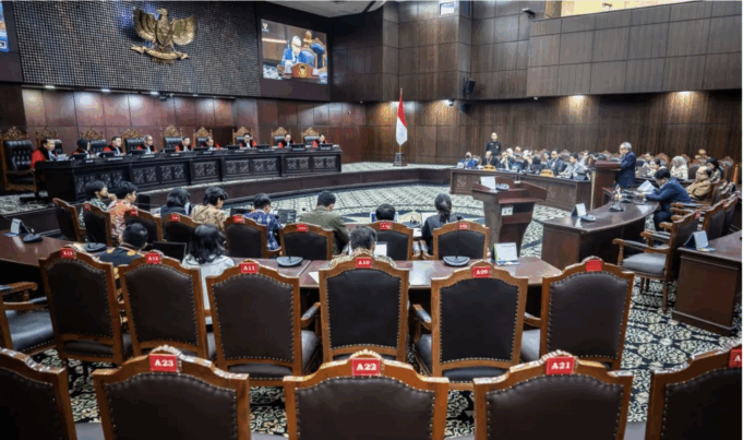 Suasana sidang lanjutan uji formil terhadap Undang-undag Nomor 34 Tahun 2004 tentang Tentara Nasional Indonesia (UU TNI) di Mahkamah Konstitusi, Jakarta, Senin (21/7/2025). Sidang tersebut beragendakan mendengarkan keterangan ahli dari pihak DPR. ANTARA FOTO/Bayu Pratama S/tom.