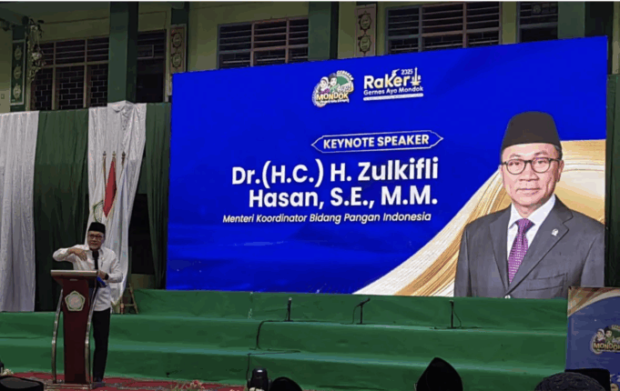 Menteri Koordinator Bidang Pangan Zulkifli Hasan saat membuka Raker Gerakan Nasional Ayo Mondok di Pesantren Asshiddiqiyah, Jakarta, Rabu (17/9/2025). ANTARA/Asep Firmansyah.