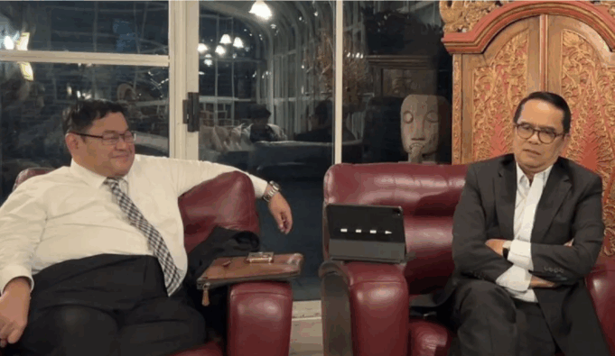 Deputi Wakil Tetap Republik Indonesia di New York, Hari Prabowo (kiri) bersama Direktur Kerja Sama Multilateral, Kementerian Luar Negeri, Tri Tharyat (kanan) dalam pengarahan media di PTRI New York, Amerika Serikat, Sabtu (21/9/2025). ANTARA/Kuntum Riswan/am.