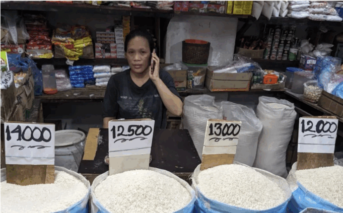 Arsip - Pedagang beras di salah satu pasar tradisional, Medan, Sumatera Utara. ANTARA/Michael Siahaan