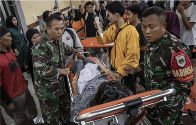 Anggota TNI bersama relawan mengevakuasi korban keracunan di Posko Penanganan di Kantor Kecamatan Cipongkor, Kabupaten Bandung Barat, Jawa Barat, Rabu (24/9/2025). Sekretaris Daerah (Sekda) Pemprov Jawa Barat Herman Suryatman mengatakan sebanyak 500 pelajar di Kecamatan Cipongkor mengalami keracunan yang diduga akibat menyantap hidangan makan bergizi gratis pada (24/9). ANTARA FOTO/Abdan Syakura/foc.