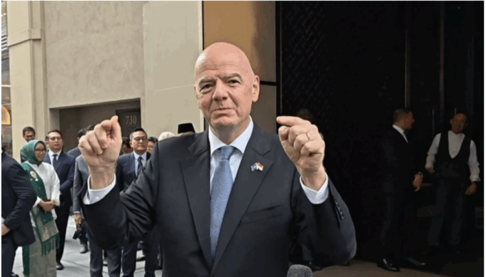 Presiden Federasi Sepak Bola Internasional (FIFA) Gianni Infantino saat menyampaikan keterangan seusai menemui Presiden Prabowo Subianto di New York, Amerika Serikat, Rabu (24/9/2025). ANTARA/Fathur Rochman