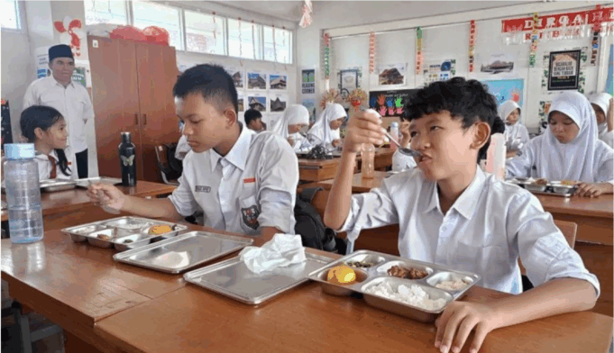 Ilustrasi - Program makan bergizi gratis di SD Negeri 14 Duren Sawit, Jakarta Timur (Jaktim), Senin (13/1/2025). ANTARA/Siti Nurhaliza/am.