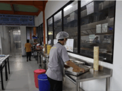 Fungsi Polri Bertambah Bukan Hanya Penegak Hukum, Jadi Pengelola MBG Punya 672 SPPG Ilustrasi - Petugas saat menyajikan menu makan bergizi gratis di satuan pelayanan pemenuhan gizi (SPPG) yanga ada di Kabupaten Tangerang. ANTARA/HO-Polresta Tangerang