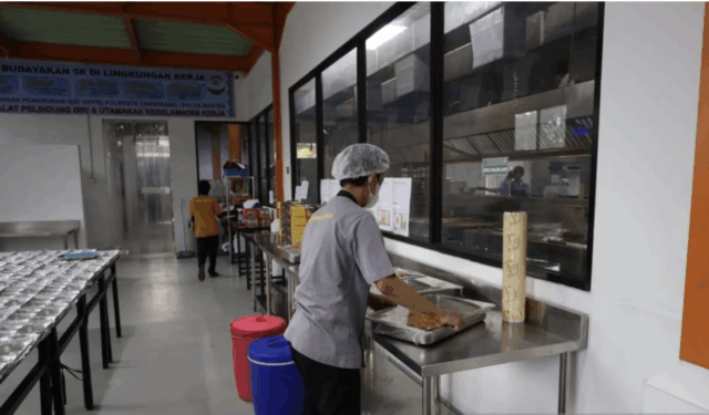 Ilustrasi - Petugas saat menyajikan menu makan bergizi gratis di satuan pelayanan pemenuhan gizi (SPPG) yanga ada di Kabupaten Tangerang. ANTARA/HO-Polresta Tangerang