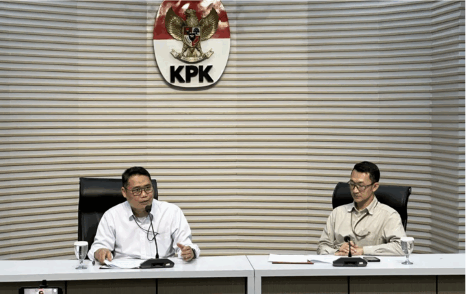 Pelaksana Tugas Deputi Penindakan dan Eksekusi Komisi Pemberantasan Korupsi Asep Guntur Rahayu (kiri depan) bersama Juru Bicara KPK Budi Prasetyo (kanan depan) memberikan keterangan di Gedung Merah Putih KPK, Jakarta, Kamis (25/9/2025). ANTARA/Rio Feisal.