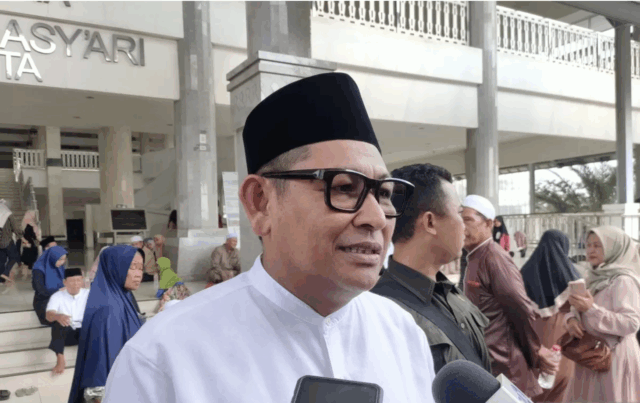 Anggota Komisi C DPRD DKI Jakarta, Lukmanul Hakim memberikan keterangan kepada pers usai acara Maulid Akbar dan doa bersama di Masjid Raya KH. Hasyim Asy'ari, Daan Mogot, Jakarta Barat, Minggu (28/9/2025). ANTARA/Risky Syukur