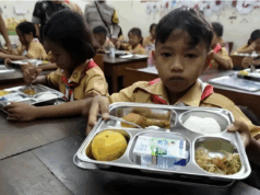 Badan Gizi Nasional Minta Satuan Pelayanan Pemenuhan Gizi Prioritaskan MBG untuk 3B Sebelum Sasar Sekolah Ilustrasi - Siswa menunjukkan menu makanan saat uji coba program Makan Bergizi Gratis (MBG) di SD Negeri Kepatihan Solo, Jawa Tengah, Jumat (10/1/2025). ANTARAFOTO/Maulana Surya/nym/pri.