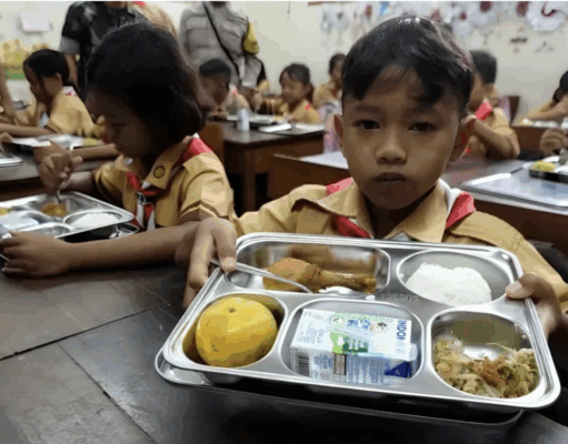 KPK: Akuntabilitas Program MBG Sangat Lemah Ilustrasi - Siswa menunjukkan menu makanan saat uji coba program Makan Bergizi Gratis (MBG) di SD Negeri Kepatihan Solo, Jawa Tengah, Jumat (10/1/2025). ANTARAFOTO/Maulana Surya/nym/pri.