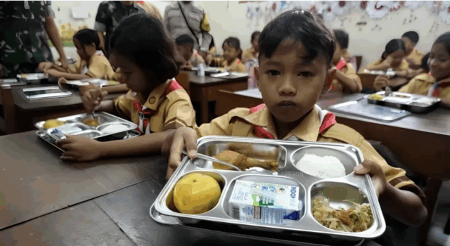 Ilustrasi - Siswa menunjukkan menu makanan saat uji coba program Makan Bergizi Gratis (MBG) di SD Negeri Kepatihan Solo, Jawa Tengah, Jumat (10/1/2025). ANTARAFOTO/Maulana Surya/nym/pri.