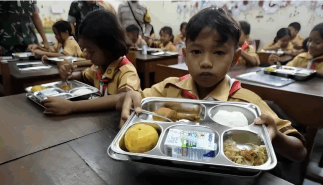 Screenshot 2025-09-29 at 1.14.09 PM Ilustrasi - Siswa menunjukkan menu makanan saat uji coba program Makan Bergizi Gratis (MBG) di SD Negeri Kepatihan Solo, Jawa Tengah, Jumat (10/1/2025). ANTARAFOTO/Maulana Surya/nym/pri.