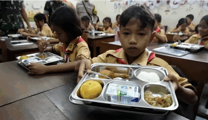 Ilustrasi - Siswa menunjukkan menu makanan saat uji coba program Makan Bergizi Gratis (MBG) di SD Negeri Kepatihan Solo, Jawa Tengah, Jumat (10/1/2025). ANTARAFOTO/Maulana Surya/nym/pri.