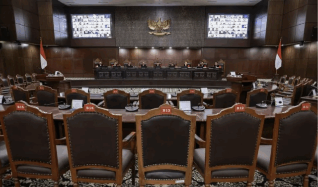 Arsip foto - Suasana sidang pengucapan putusan pengujian formil Undang-Undang Nomor 3 Tahun 2025 tentang Perubahan Atas Undang-Undang Nomor 34 Tahun 2004 tentang Tentara Nasional Indonesia di Gedung Mahkamah Konstitusi (MK), Jakarta, Rabu (17/9/2025). Mahkamah Konstitusi menolak pengujian formil terhadap Undang-Undang Nomor 3 Tahun 2025 tentang Perubahan Atas Undang-Undang Nomor 34 Tahun 2004 tentang Tentara Nasional Indonesia (UU TNI) karena seluruh dalil permohonan tidak terbukti. ANTARA FOTO/Dhemas Reviyanto/rwa.