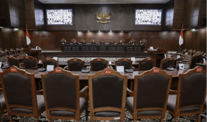 Arsip foto - Suasana sidang pengucapan putusan pengujian formil Undang-Undang Nomor 3 Tahun 2025 tentang Perubahan Atas Undang-Undang Nomor 34 Tahun 2004 tentang Tentara Nasional Indonesia di Gedung Mahkamah Konstitusi (MK), Jakarta, Rabu (17/9/2025). Mahkamah Konstitusi menolak pengujian formil terhadap Undang-Undang Nomor 3 Tahun 2025 tentang Perubahan Atas Undang-Undang Nomor 34 Tahun 2004 tentang Tentara Nasional Indonesia (UU TNI) karena seluruh dalil permohonan tidak terbukti. ANTARA FOTO/Dhemas Reviyanto/rwa.
