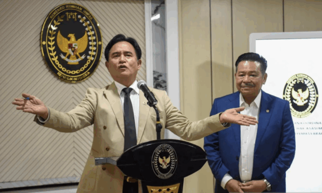 Menteri Koordinator Bidang Hukum, HAM, Imigrasi, dan Pemasyarakatan Yusril Ihza Mahendra (kiri) dan Wakil Menteri Kumham Imipas Otto Hasibuan (kanan) memberikan keterangan dalam konferensi pers Rapat Koordinasi dengan Bareskrim terkait Pembahasan Tindak Lanjut Penangkapan Massa Pasca-Aksi Demonstrasi akhir Agustus 2025 di Kantor Kemenko Kumham Imipas, Jakarta, Jumat (26/9/2025). ANTARA FOTO/Indrianto Eko Suwarso/rwa.