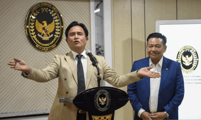 Menteri Koordinator Bidang Hukum, HAM, Imigrasi, dan Pemasyarakatan Yusril Ihza Mahendra (kiri) dan Wakil Menteri Kumham Imipas Otto Hasibuan (kanan) memberikan keterangan dalam konferensi pers Rapat Koordinasi dengan Bareskrim terkait Pembahasan Tindak Lanjut Penangkapan Massa Pasca-Aksi Demonstrasi akhir Agustus 2025 di Kantor Kemenko Kumham Imipas, Jakarta, Jumat (26/9/2025). ANTARA FOTO/Indrianto Eko Suwarso/rwa.