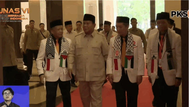 Presiden RI Prabowo Subianto disambut Presiden PKS Almuzzammil Yusuf dan Ketua Dewan Syuro PKS Sohibul Iman yang kompak menggunakan syal Palestina, saat menghadiri Munas VI PKS di Jakarta, Senin (29/9/2025). ANTARA/Mentari Dwi Gayati