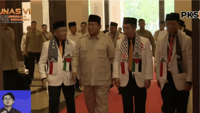 Presiden RI Prabowo Subianto disambut Presiden PKS Almuzzammil Yusuf dan Ketua Dewan Syuro PKS Sohibul Iman yang kompak menggunakan syal Palestina, saat menghadiri Munas VI PKS di Jakarta, Senin (29/9/2025). ANTARA/Mentari Dwi Gayati