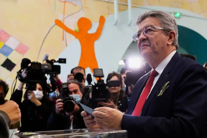 Jean-Luc Melenchon, pemimpin partai oposisi kanan La France Insoumise dan kandidat L'Union populaire untuk pemilihan presiden Prancis 2022, melihat sebelum memasukkan kertas suaranya dalam putaran pertama pemilihan presiden Prancis 2022 di tempat pemungutan suara di Marseille, Prancis, Minggu (10/4/2022). ANTARA FOTO/REUTERS/Denis Balibouse/aww/cfo