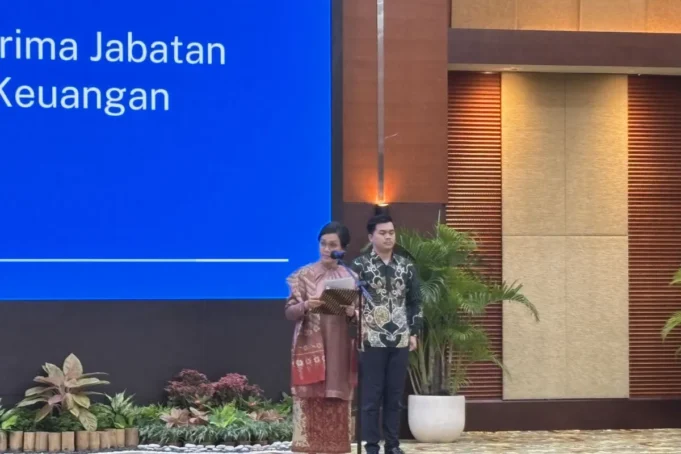 Mantan Menteri Keuangan Sri Mulyani Indrawati dalam prosesi serah terima jabatan di kantor Kementerian Keuangan, Jakarta, Selasa (9/9/2025). (ANTARA/Imamatul Silfia)