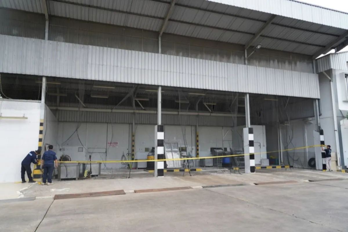 Kementerian Lingkungan Hidup/Badan Pengendalian Lingkungan Hidup (KLH/BPLH) RI melakukan penyegelan yang dilakukan di PT Peter Metal Technology Indonesia (PMT) guna mencegah risiko pencemaran radioaktif di Kabupaten Serang, Kamis (11/9/2025). ANTARA/HO-KLH.