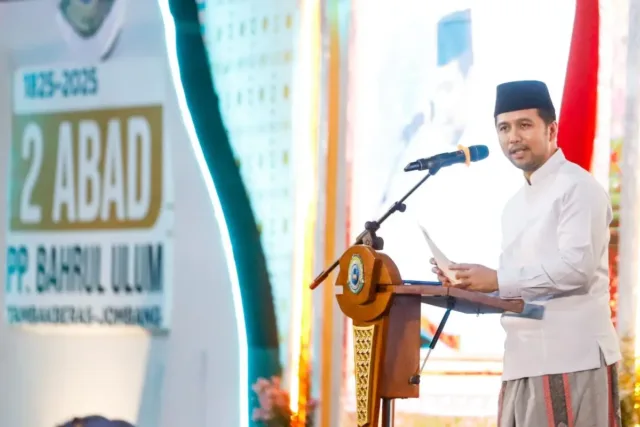 Wakil Gubernur Jawa Timur (Jatim) Emil Elestianto Dardak saat Puncak Peringatan 200 Tahun Pondok Pesantren Bahrul Ulum Tambakberas Jombang, Sabtu (25/10) malam. ANTARA/HO-Biro Adpim Jatim.