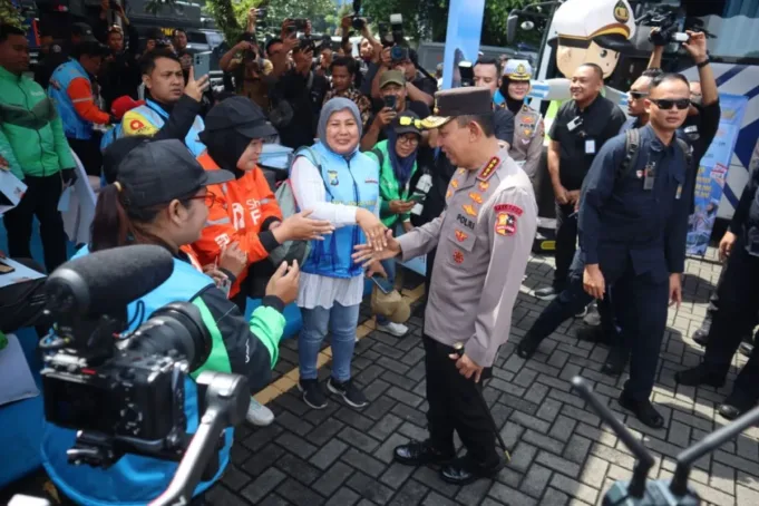 Kepala Kepolisian Republik Indonesia (Kapolri) Jenderal Pol. Listyo Sigit Prabowo menyapa beberapa pengemudi ojek daring (ojol) setelah pelaksanaan agenda Apel Ojol Kamtibmas Jogo Jatim bersama Polda Jawa Timur yang diselenggarakan di Stadion Gajayana, Kota Malang, Jawa Timur, Jumat (31/10/2025). ANTARA/HO-Humas Porles Batu