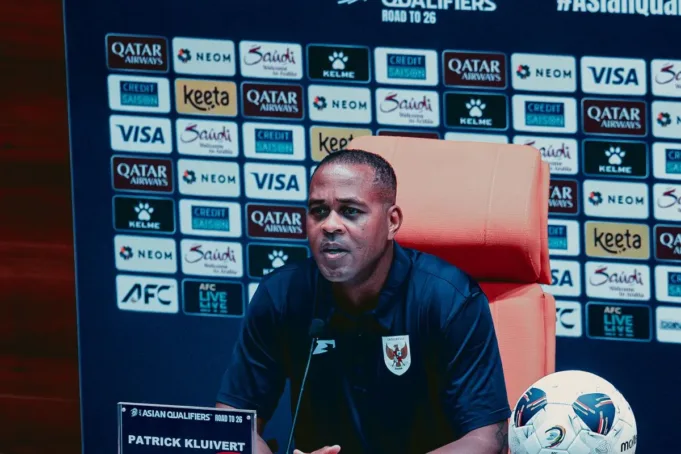 Pelatih timnas Indonesia Patrick Kluivert dalam jumpa pers pers menjelang pertandingan melawan Irak pada laga kedua putaran keempat Kualifikasi Piala Dunia 2026 zona Asia di Jeddah, Jumat (10/10/2025). (ANTARA/HO-PSSI)