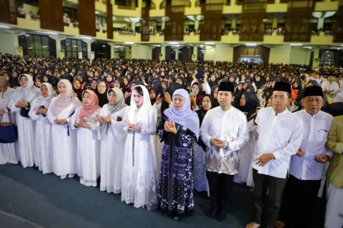 Gubernur dan Wakil Gubernur Jatim Khofifah Indar Parawansa serta Emil Elestianto Dardak saat berdoa untuk korban musibah di Pondok Pesantren Al Khoziny Buduran, Sidoarjo. ANTARA/HO-Biro Adpim Pemprov Jatim
