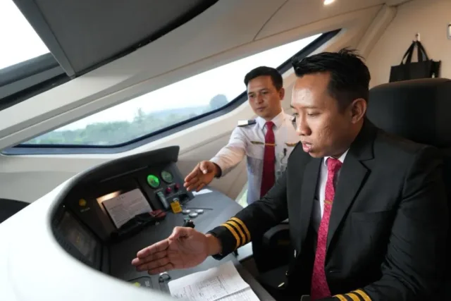 Dua masinis dari Indonesia saat mengoperasikan kereta cepat Whoosh di Stasiun Tegalluar, Kabupaten Bandung, Jawa Barat, Rabu (22/10/2025). (ANTARA/HO-KCIC)