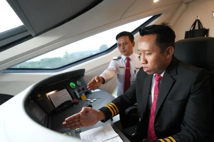 Dua masinis dari Indonesia saat mengoperasikan kereta cepat Whoosh di Stasiun Tegalluar, Kabupaten Bandung, Jawa Barat, Rabu (22/10/2025). (ANTARA/HO-KCIC)