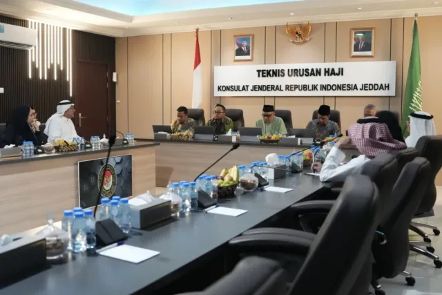 Menteri Haji dan Umrah RI Mochammad Irfan Yusuf beserta jajaran bertemu dengan perwakilan syarikah saat pengecekan persiapan penyelenggaraan haji 2026 di Jeddah. ANTARA/HO-Kemenhaj