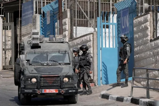 Anggota pasukan Israel terlihat selama operasi militer di Ramallah, Tepi Barat tengah, 16 September 2025. (Ayman Nobani/Xinhua)