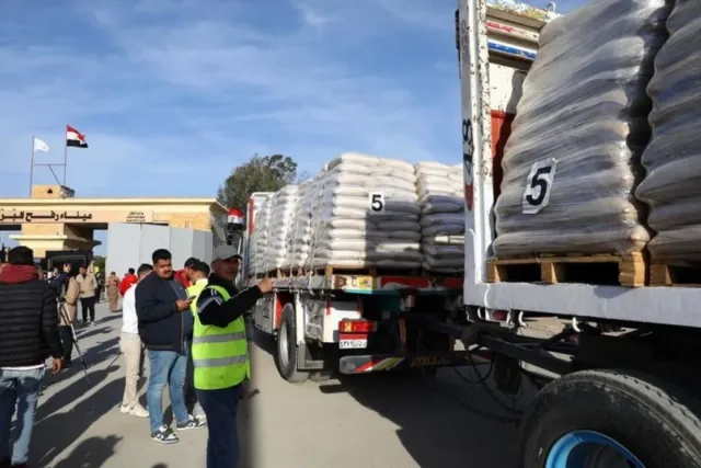 Sebuah truk bantuan menunggu untuk memasuki Gaza dari sisi Mesir di perbatasan Rafah pada 19 Januari 2025. (Xinhua/Ahmed Gomaa)