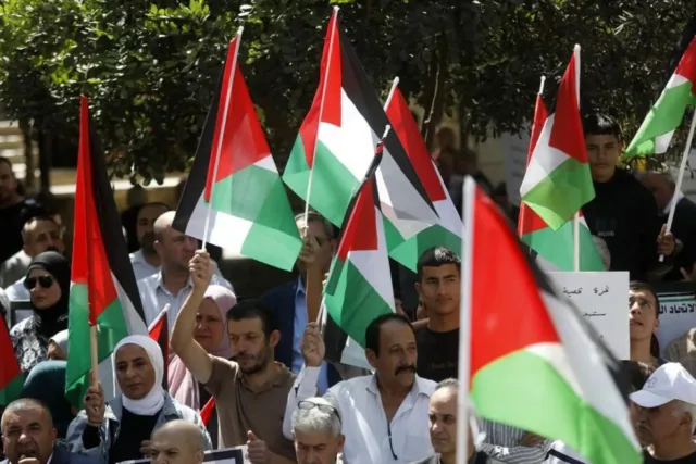 Warga Palestina merayakan kemenangan dengan mengibarkan bendera Palestina dalam sebuah demonstrasi di kota Hebron, Tepi Barat pada 23 September 2025. ANTARA/Xinhua/Mamoun Wazwaz