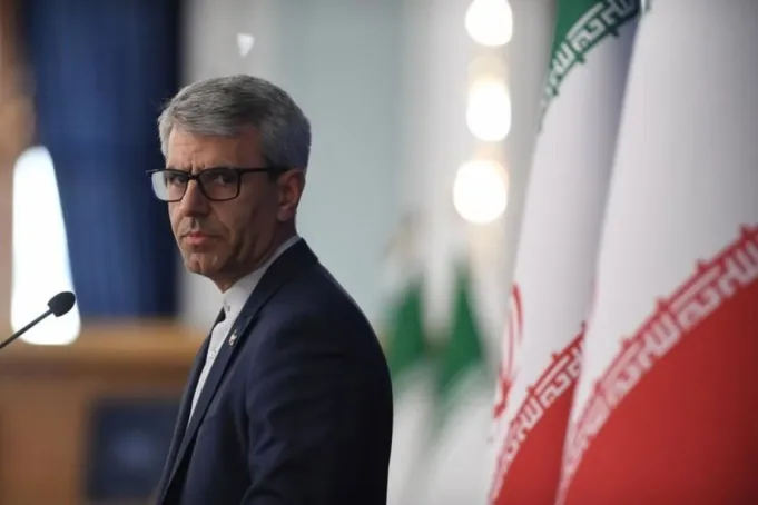 Juru bicara Kementerian Luar Negeri Iran Esmaeil Baghaei menghadiri konferensi pers di Teheran, Iran, 7 April 2025. ANTARA/Xinhua/Shadati