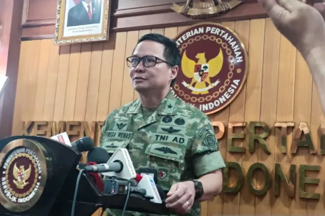 Kepala Biro Informasi Pertahanan Setjen Kementerian Pertahanan, Brigjen TNI Frega Wenas Inkiriwang saat ditemui di kantor Kemenhan, Jakarta Pusat, Jumat (17/10/2025). ANTARA/Walda Marison.